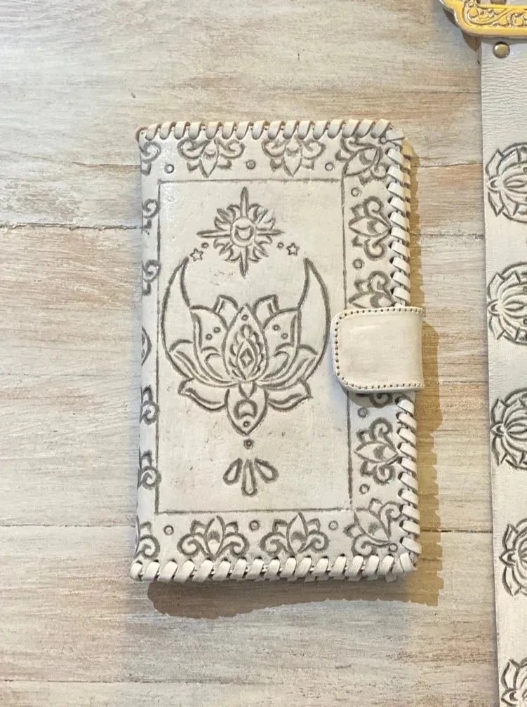 COSMIC LOVE LEATHER WALLET VINTAGE WHITE